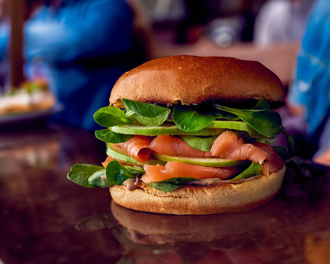 Lachsburger mit Apfelscheiben und Feldsalat