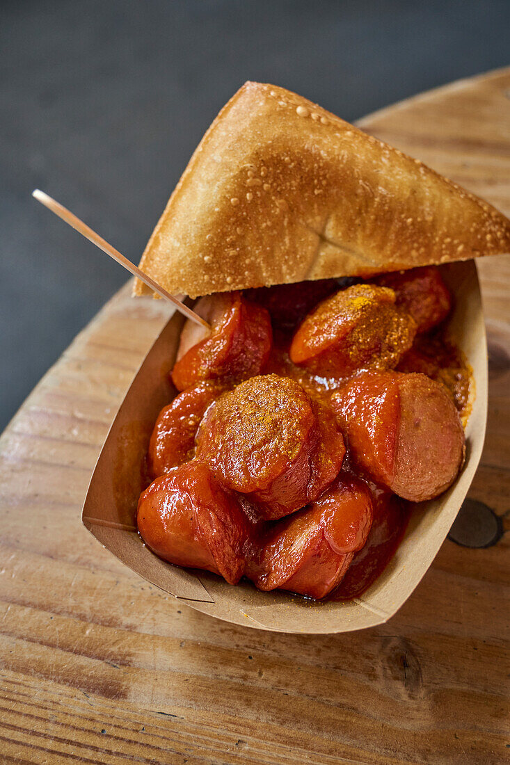 Currywurst mit Brötchen