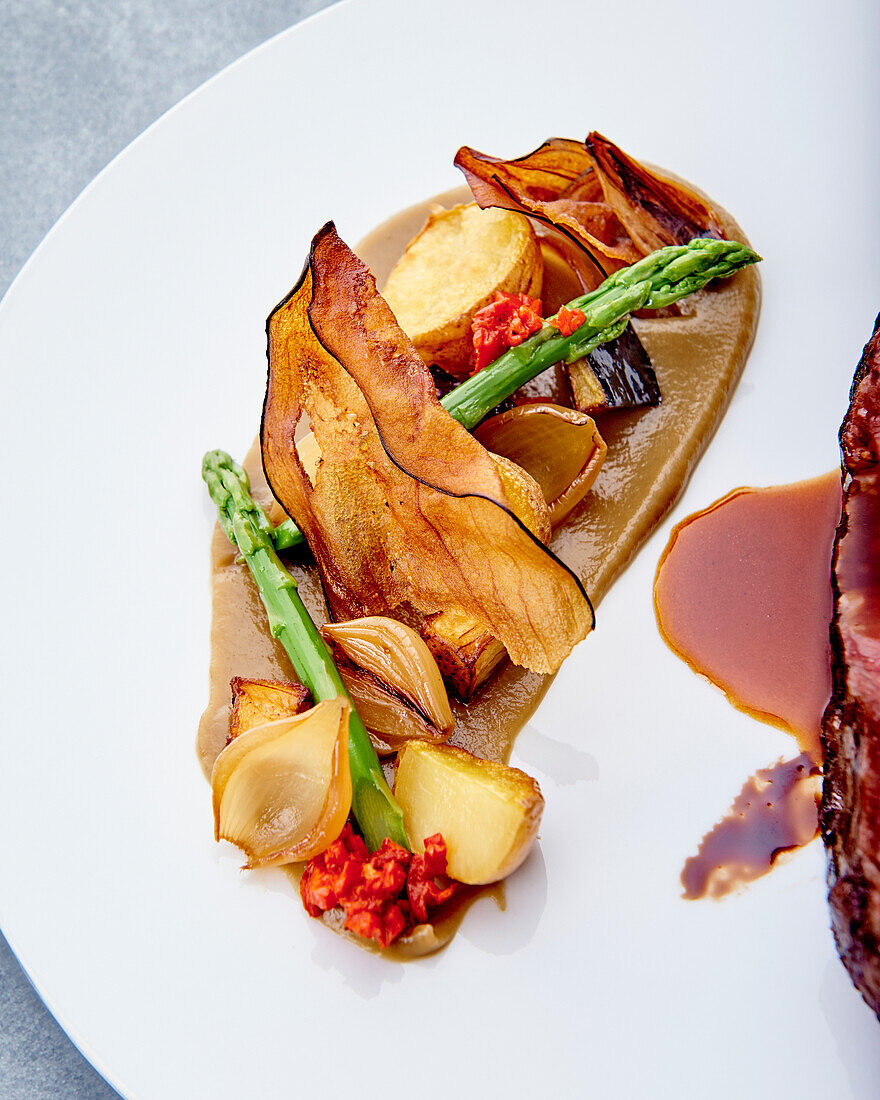 Black Angus Steak mit Auberginenkaviar und grünen Spargel