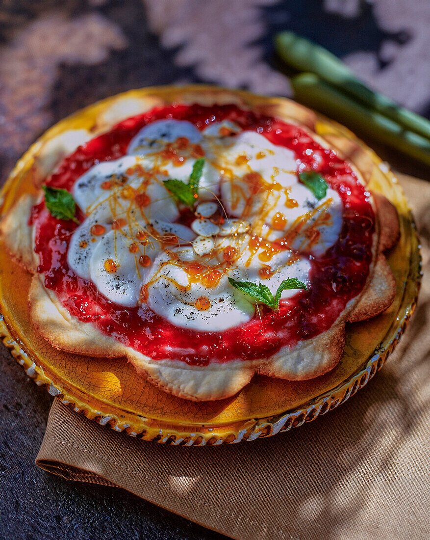 Pizza mit Mozzarella und Himbeerkonfitüre