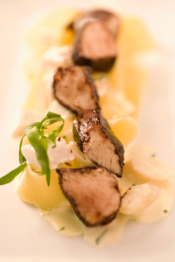 Fried teriyaki chicken on tagliatelle with rocket salad