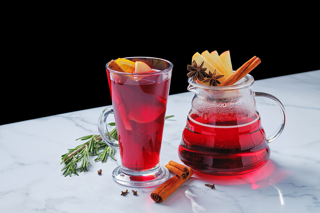 Cranberry-Tee mit Apfel, Orange und Gewürzen