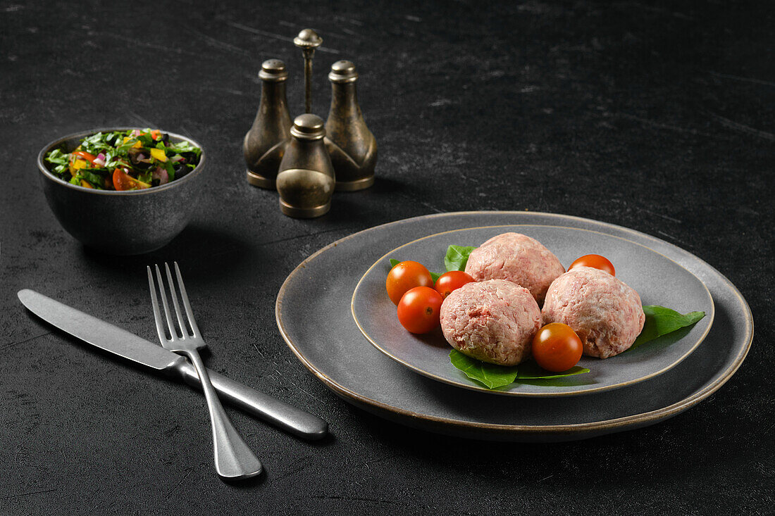 Gefrorene Kalbfleischbällchen mit Tomaten und Basilikum