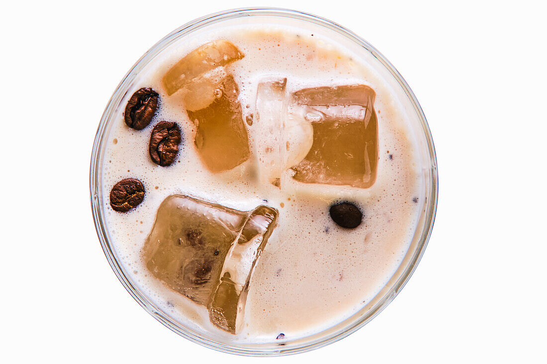 White Russian Cocktail mit Eiswürfeln und Kaffeebohnen