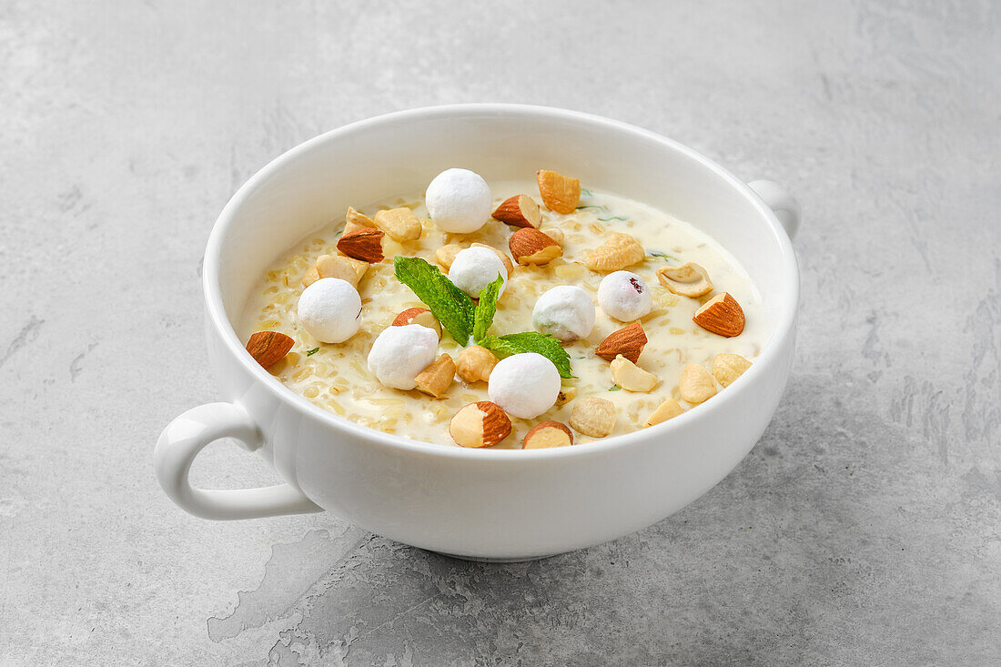 Sweet bulgur porridge with almonds