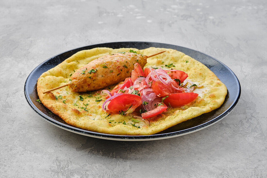 Kebab auf Tortilla mit Tomatensalat