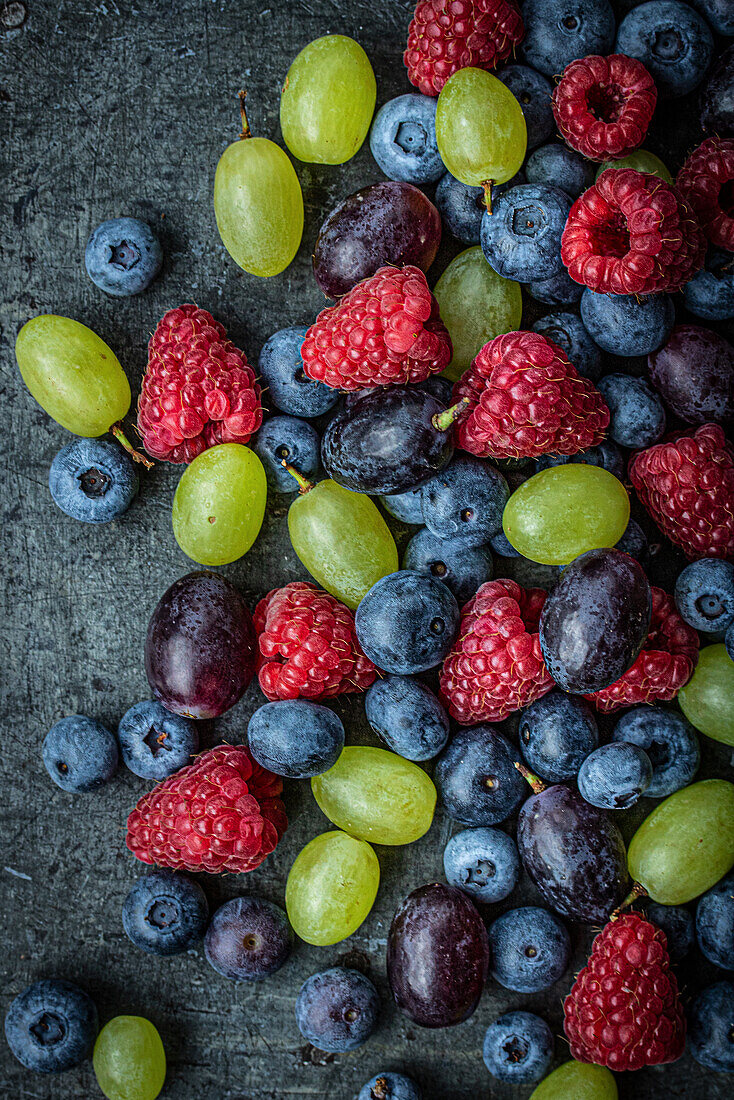 Trauben, Himbeeren und Heidelbeeren