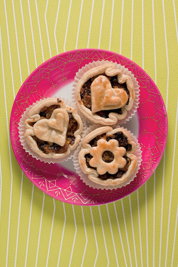 Mince Pies mit Teigherzen und Blumen