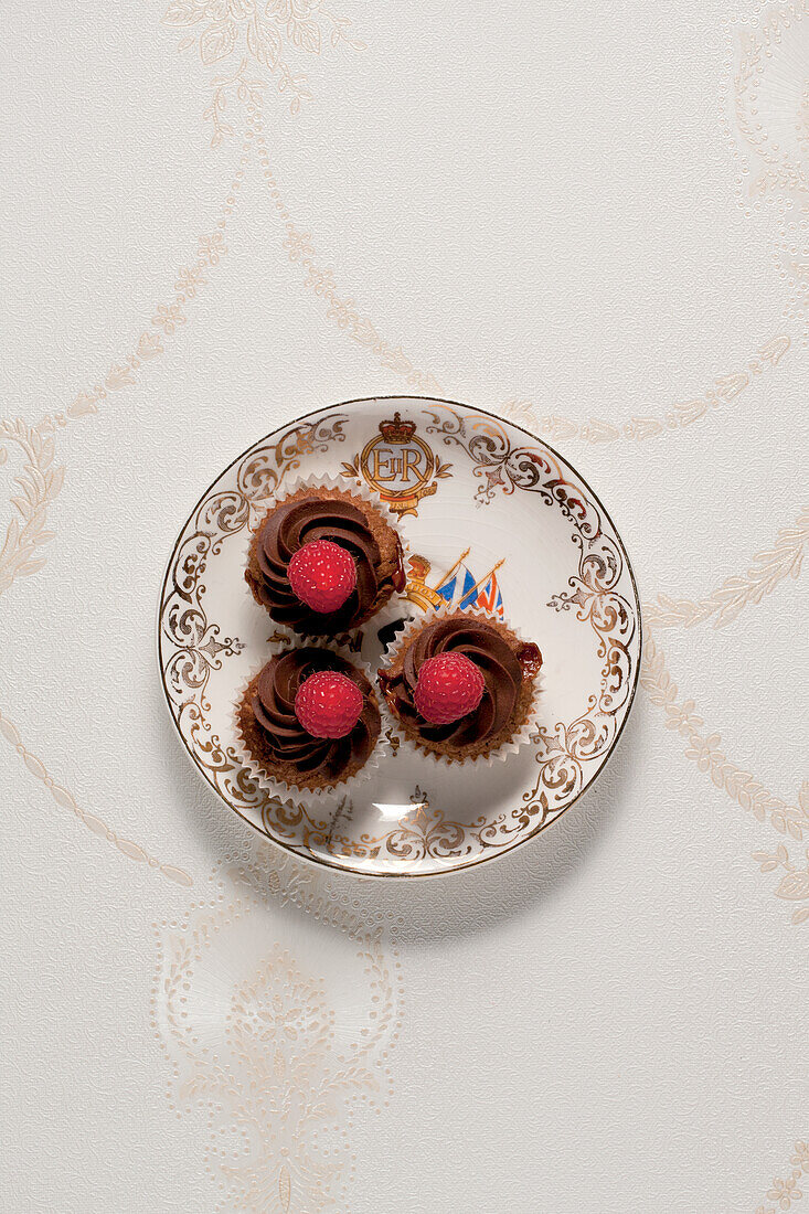 Toffee chocolate cupcakes with raspberries