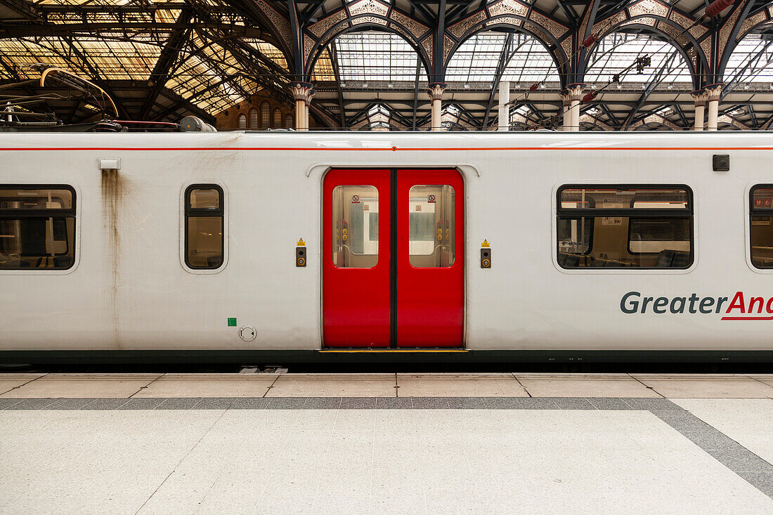 Zug im Bahnhof, Liverpool Street Station, London, England, UK