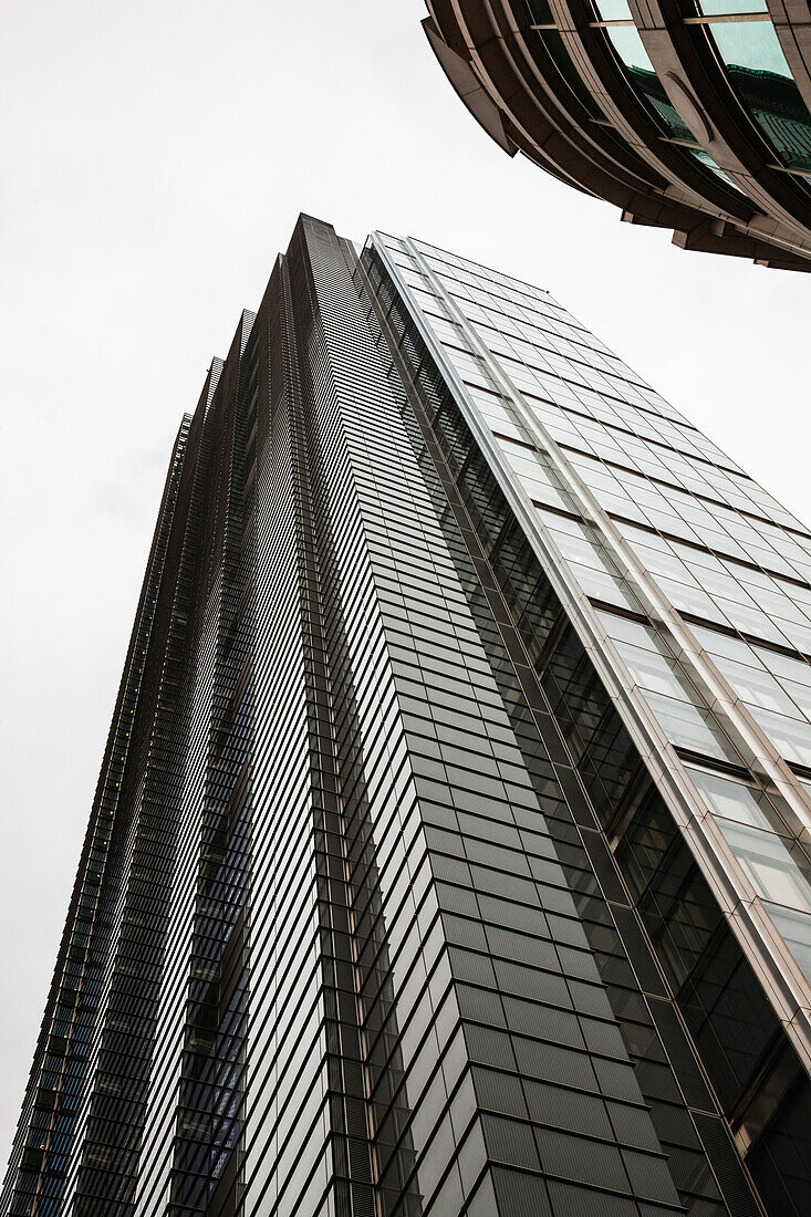 Blick von unten auf den Salesforce Tower, 110 Bishopsgate, auch bekannt als Heron Tower, London, England, UK