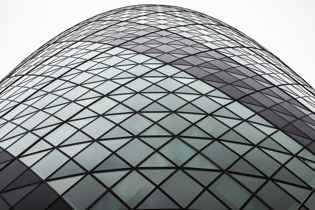 Detailaufnahme eines Gebäudes, 30 St Mary Axe, auch bekannt als Gherkin, London, England, UK