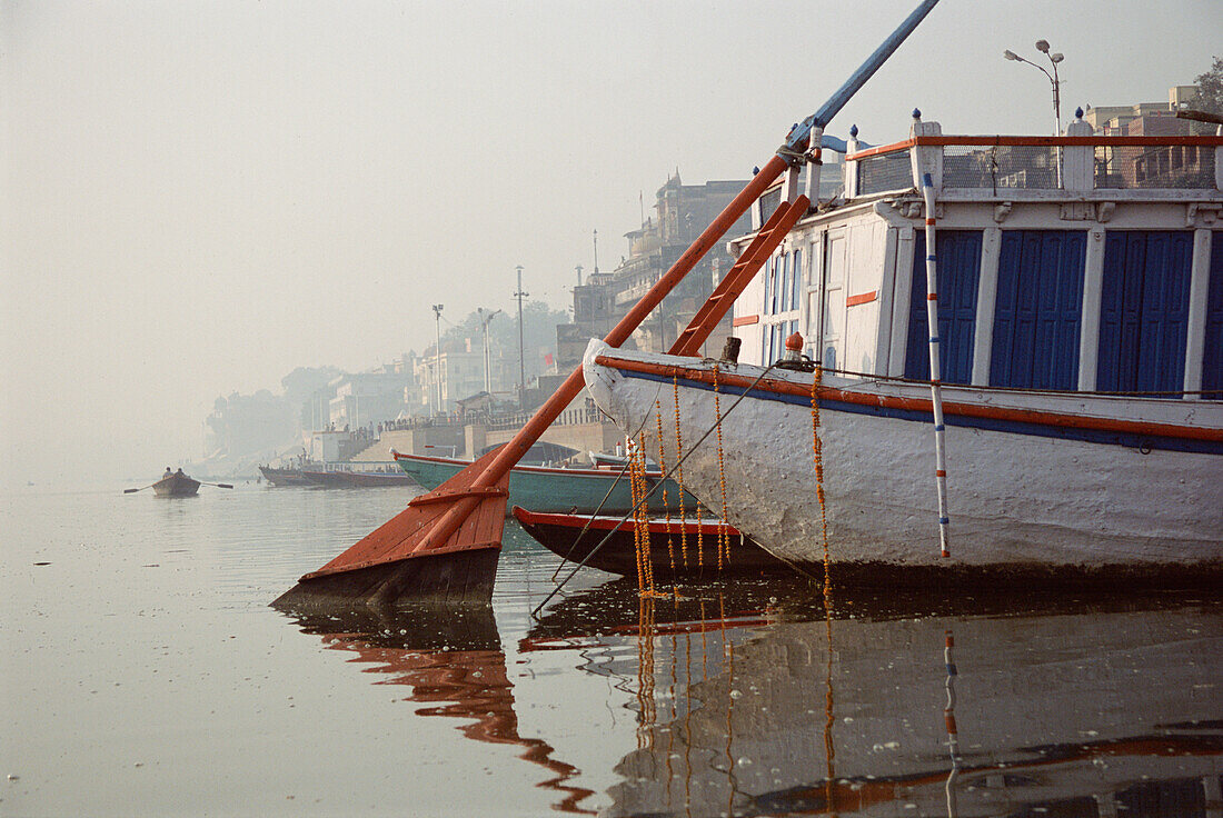 Am Ganges vertäute Boote, Varanasi, Uttar Pradesh, Indien