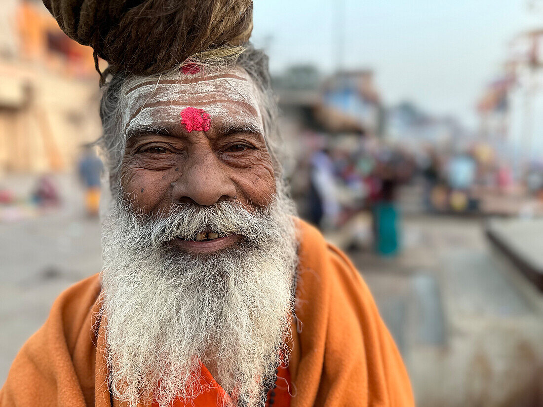 Kopf-Schulter-Porträt eines lächelnden Sadhus, Varanasi, Uttar Pradesh, Indien