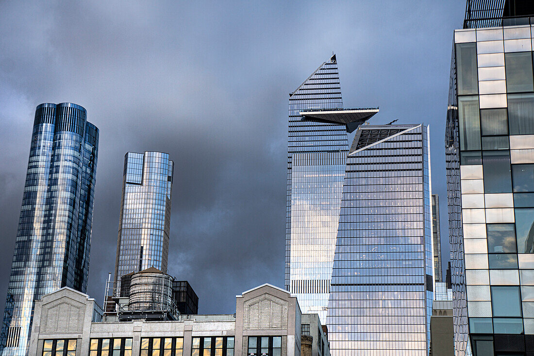 Stadtbild mit dramatischem Himmel, Blick auf Hudson Yards-Wolkenkratzer, New York City, New York, USA