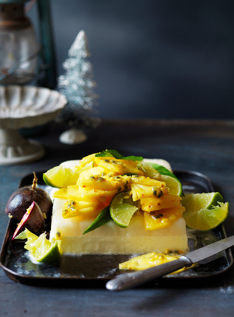 Limettensorbet-Schnitte mit Mojito-Fruchtsalat