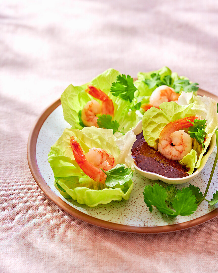 Salatblätter mit Garnelen und scharfer Dip