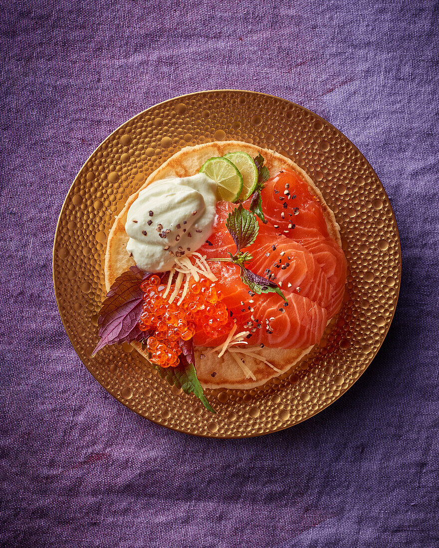 Gravlax mit Sahne-Wasabi und Lachskaviar auf Blini