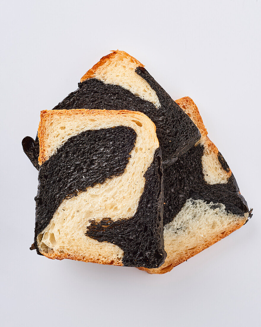 Schwarz-weißes Brot mit Tintenfischtinte