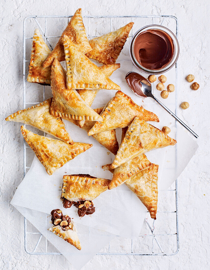 Pastry pockets with nut nougat filling