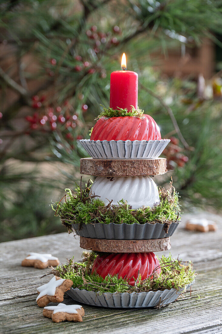 Gugelhupf-Etagere als Kerzenständer, Weihnachtsdeko auf Terrasse