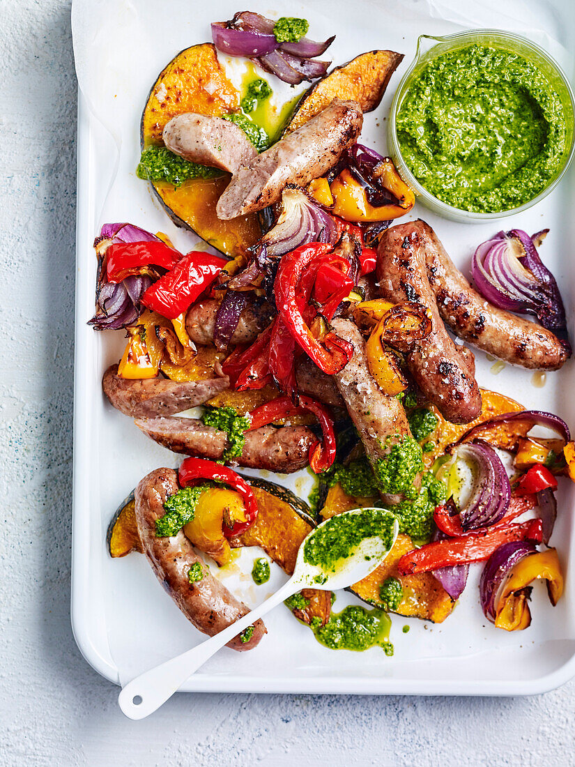 Wurst mit Gemüse und Pesto