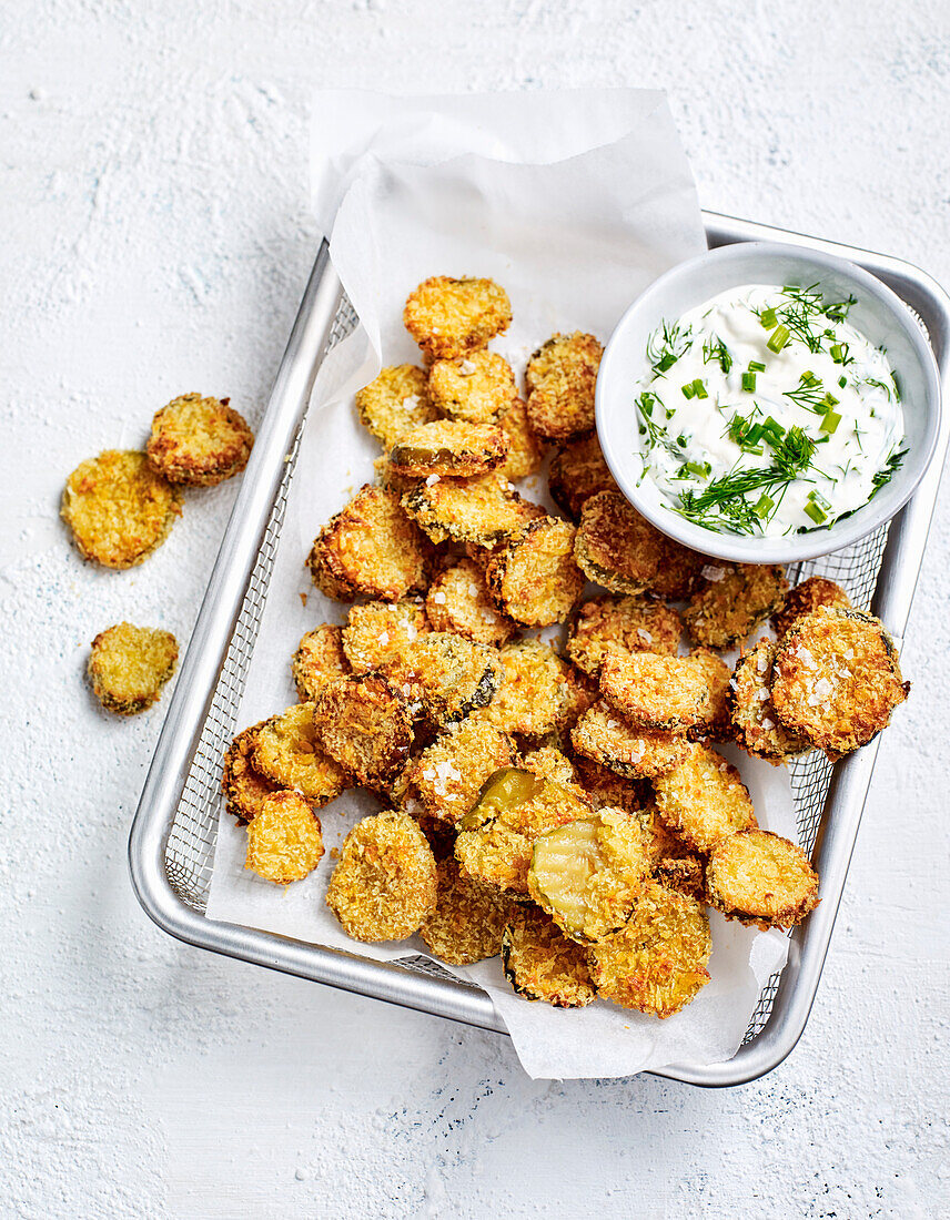 Essiggurken-Chips mit Ranch-Dip