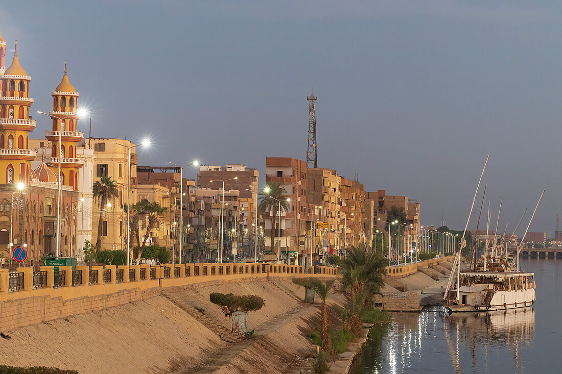 Sonnenaufgang über dem Nil bei dem Dorf Esna, Ägypten.