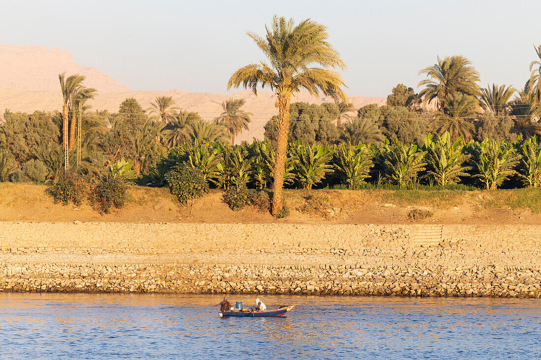 Panoramafahrt auf dem Nil. Sonnenuntergang in Luxor, Ägypten.