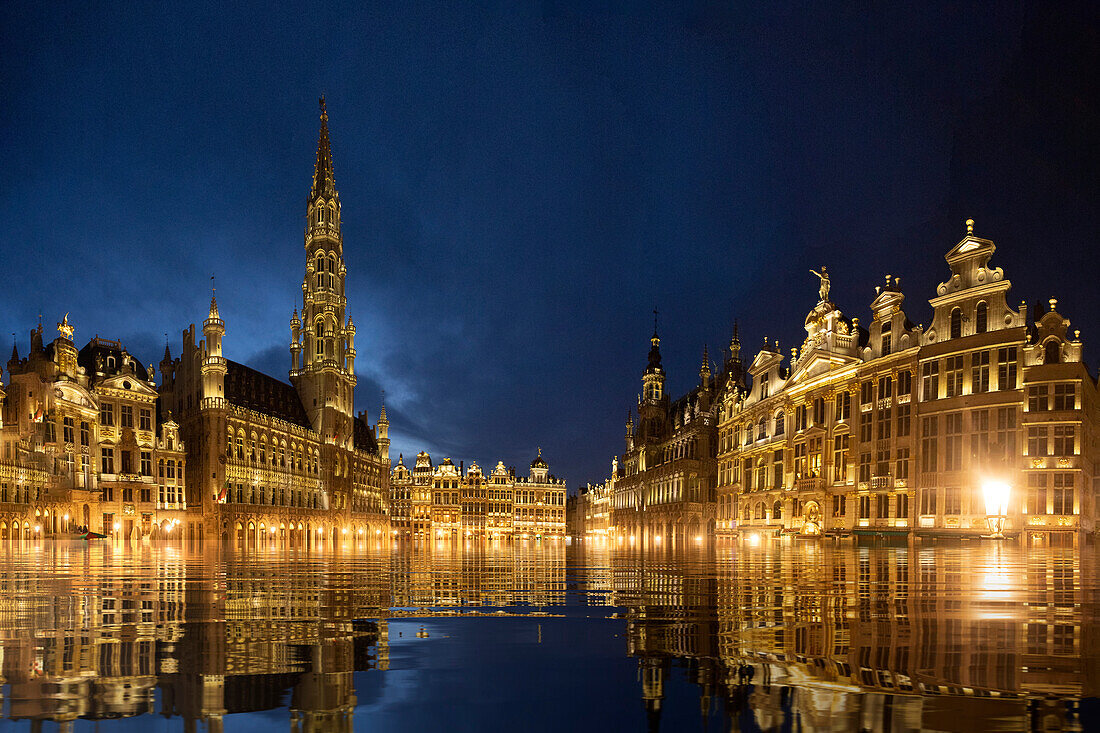 Belgien, Brüssel. Grand Place Hauptplatz in der Dämmerung beleuchtet.