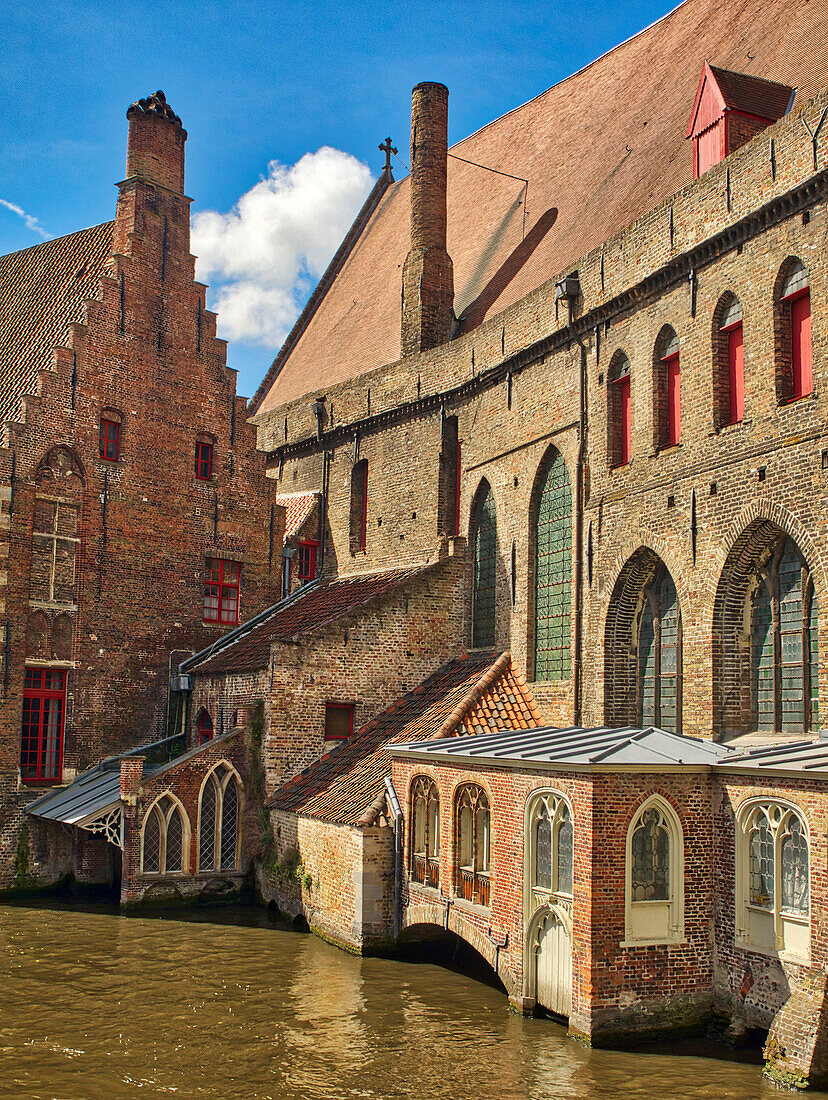 Belgien, Brügge. Das alte St. Johannis Krankenhaus und das Hans Memling Museum, gelegen am Fluss Dijver.