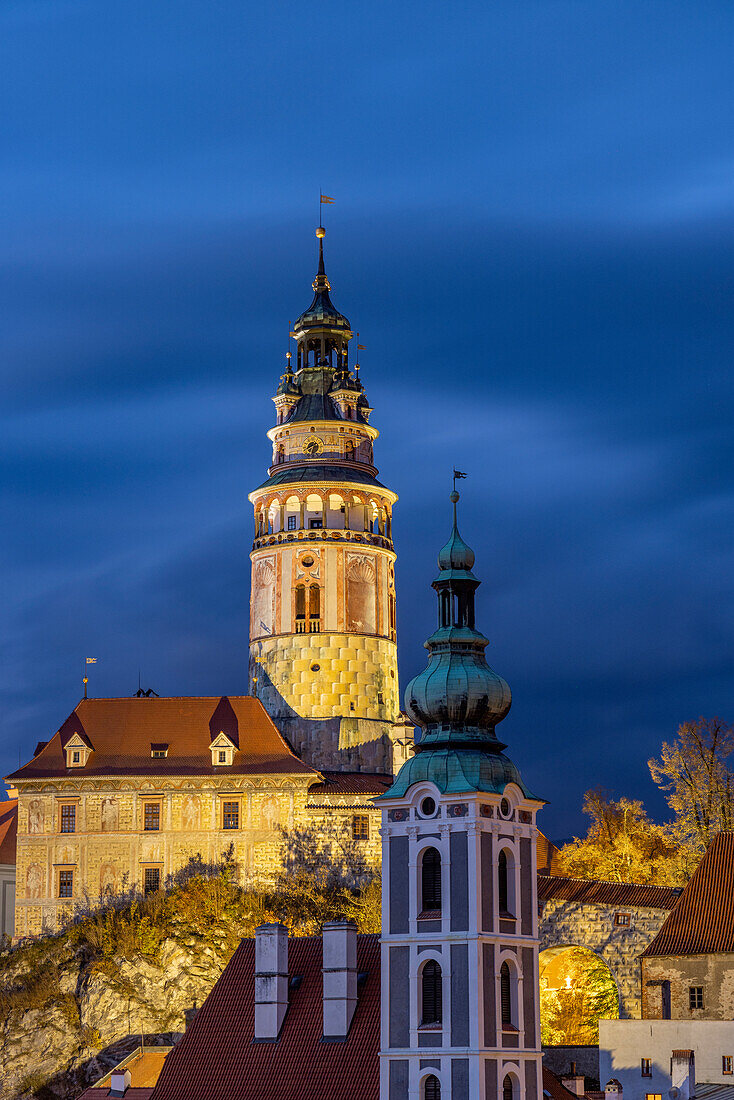 Stürmischer Himmel über der Stadt Cesky Krumlov in der Tschechischen Republik