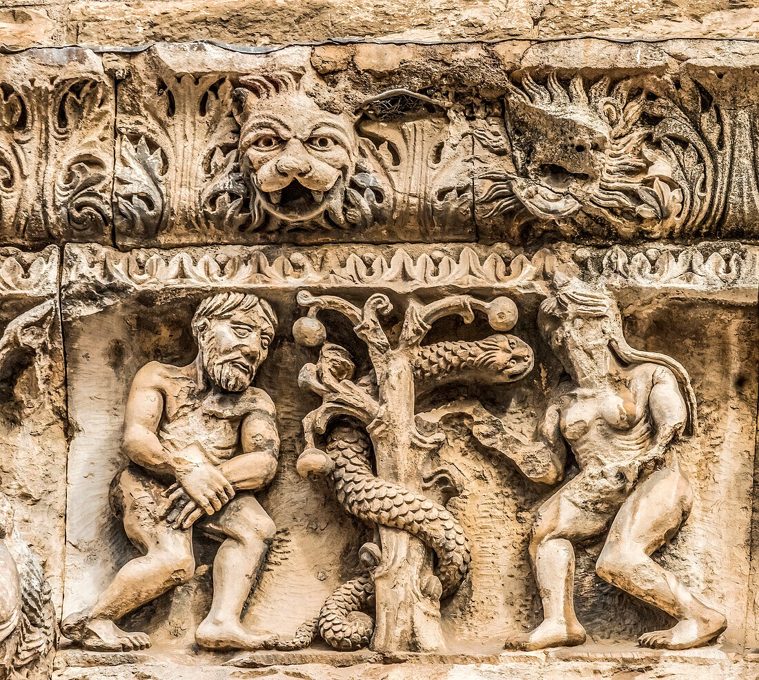 Fassade von Adam und Eva, Kathedrale von Nimes, Gard, Frankreich. Entstanden 1100 n. Chr.