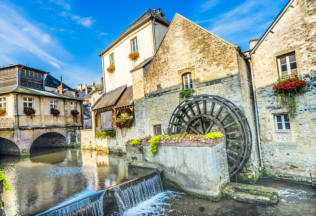 Farbenfrohe alte Gebäude, Spiegelung des Flusses Aure, Bayeux, Normandie, Frankreich. Bayeux wurde im 1. Jahrhundert v. Chr. gegründet und war die erste Stadt, die nach dem D-Day befreit wurde.