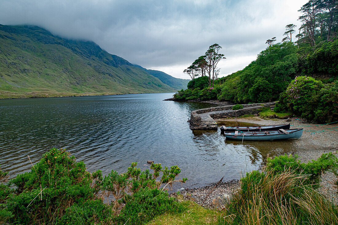 Boote warten auf Passagiere am Doo Lough, Teil eines Nationalparks in der Grafschaft Mayo, Irland.