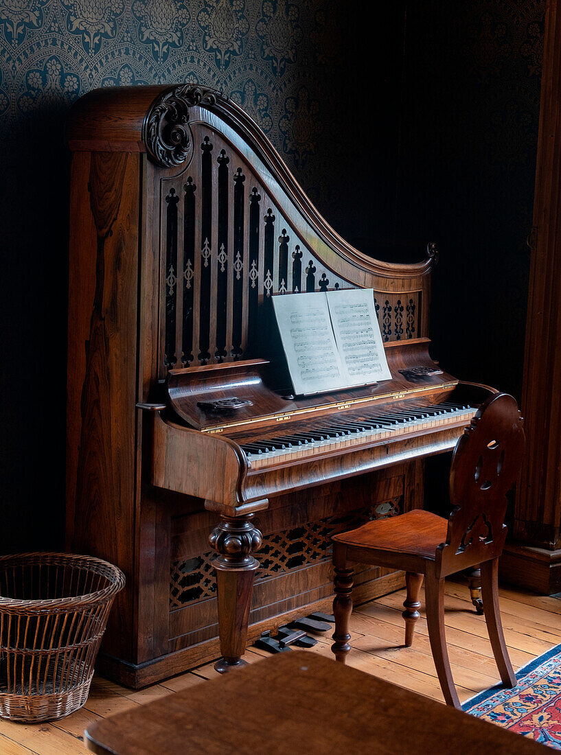 Das ungewöhnliche Pianoforte im Turlough Park House stammt aus der viktorianischen Zeit. Grafschaft Mayo, Irland.