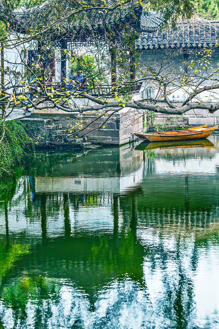 Spiegelung einer alten chinesischen Pagode. Garten des bescheidenen Verwalters, Jiangsu, China. Garten aus den 1500er Jahren, UNESCO-Stätte