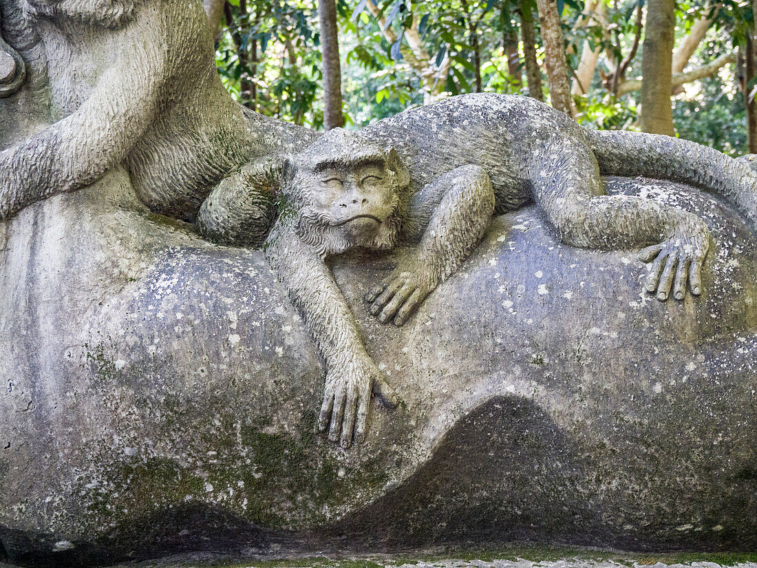 Indonesien, Bali, Ubud. Statue im heiligen Affenwald von Bali.