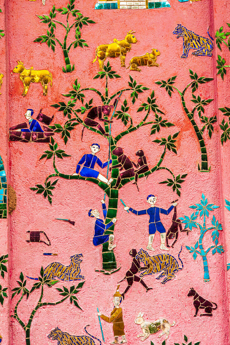 Laos, Luang Prabang. Mosaik-Wandmalerei mit Menschen und Tieren.