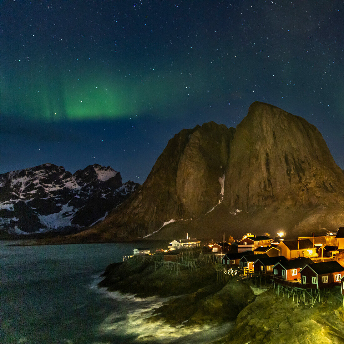 Norwegen, Lofoten-Inseln. Aurora Borealis Am Himmel über Hamnoy in Reine
