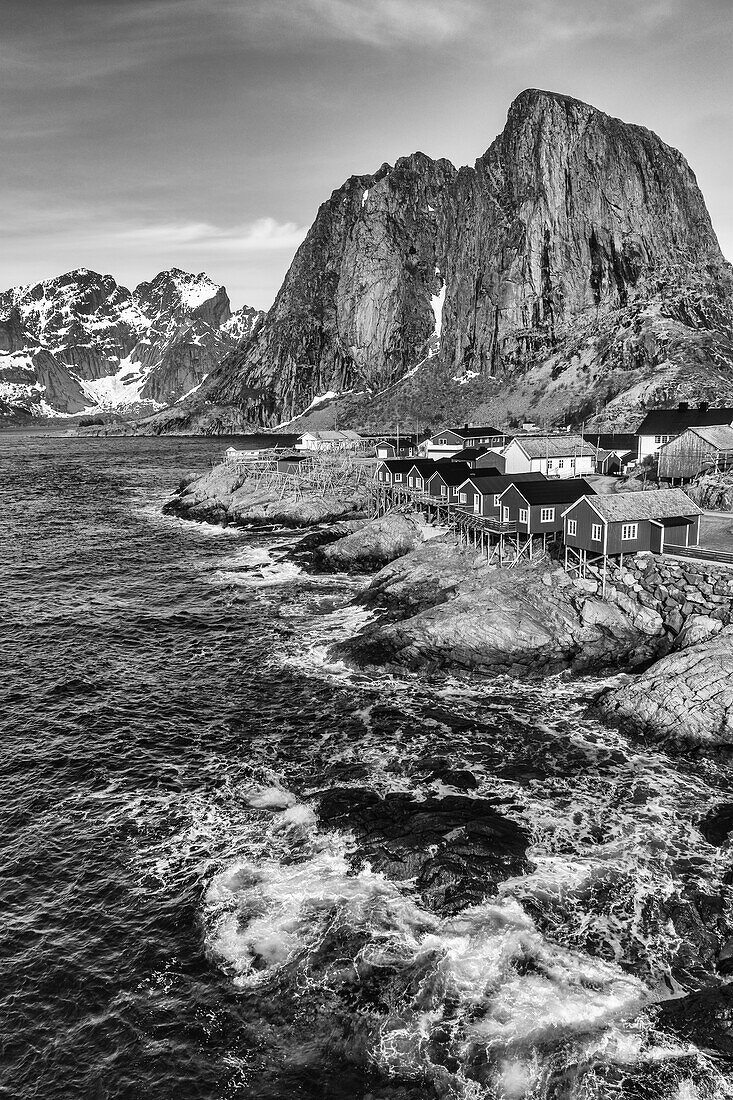 Norwegen, Lofoten-Inseln. Hamnoy (Reine), Rote Rorbuer (Fischerhütten)