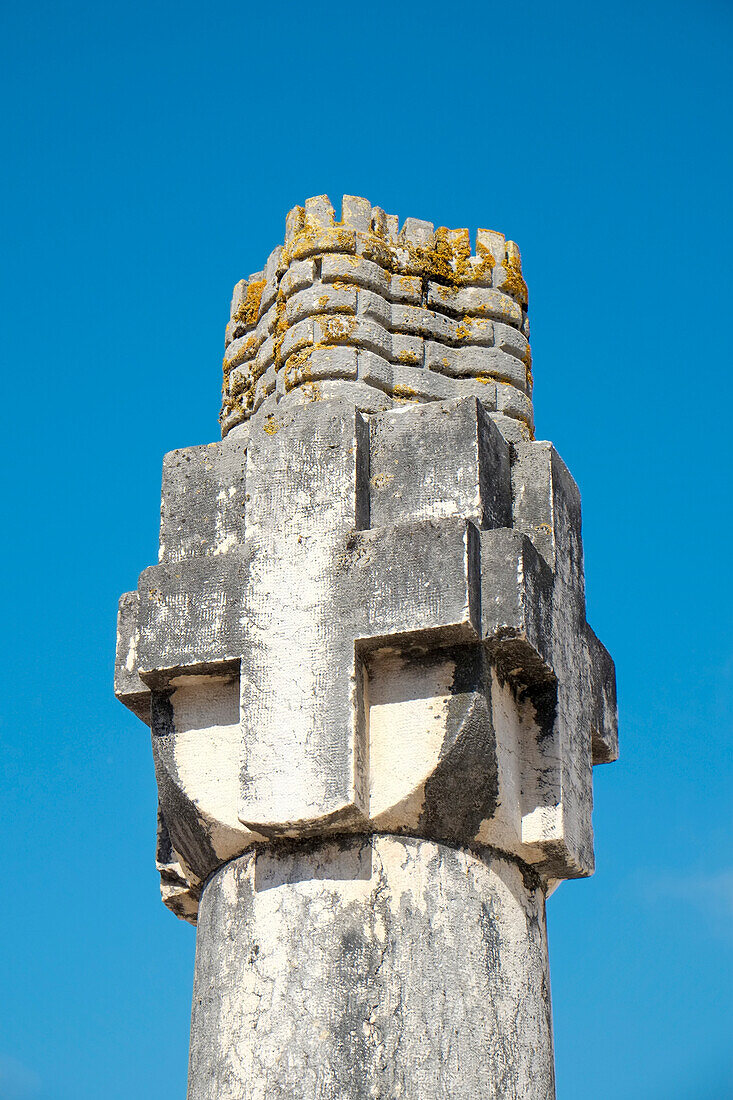 Obidos, Portugal. Altes Kreuz auf einer Säule