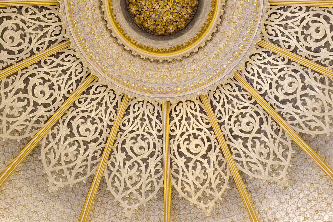 Sintra, Portugal. Monserrate-Palast innen. Detail an der Decke