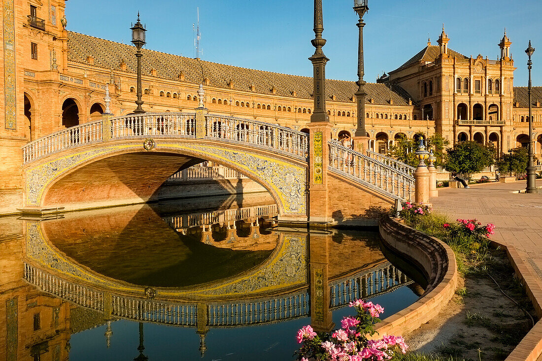 Sevilla, Spanien. Spanischer Platz. Er wurde 1928 für die Ibero-Amerikanische Ausstellung von 1929 gebaut.