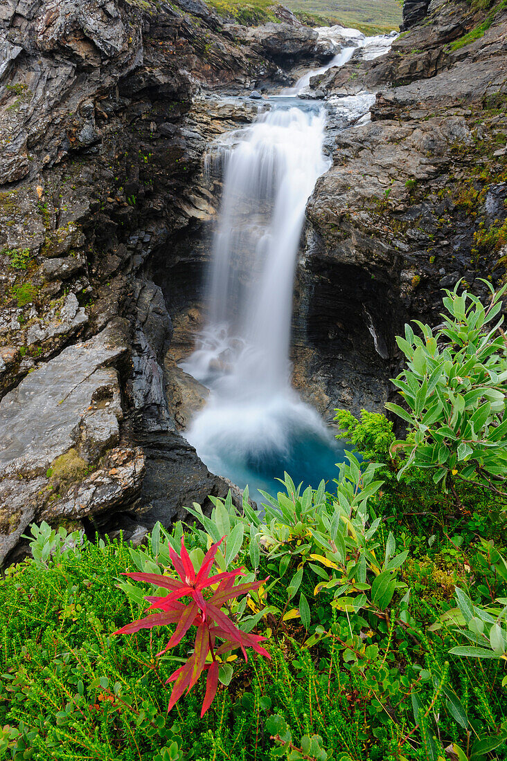 Schweden, Norrland, Bjorkliden. Wasserfall entlang des Rakkasjohka.