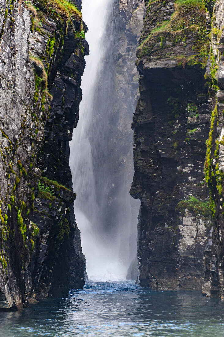 Schweden, Norrbotten, Bjorkliden. Silberfallet (Silberfall) in Rakkasjohka.