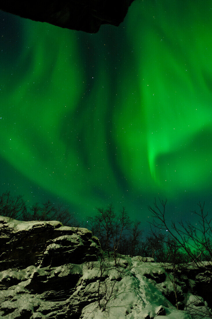 Schweden, Norrbotten, Abisko. Aurora Borealis (Nordlicht) über der Abisko-Schlucht.