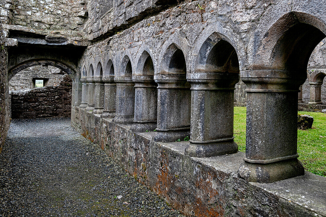 Kloster Ross Errily. Gelegen in der Grafschaft Clare, Irland. Hier sind die Kreuzgänge zu sehen.