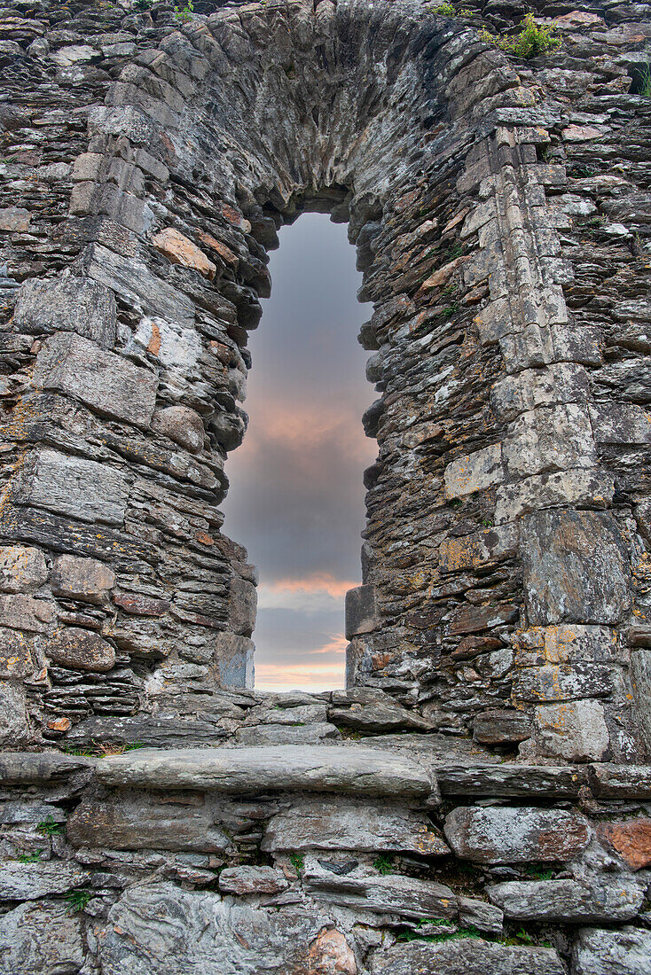 Das Kirchenfenster ist das Herzstück der Kirche in Glendalough, Irland.