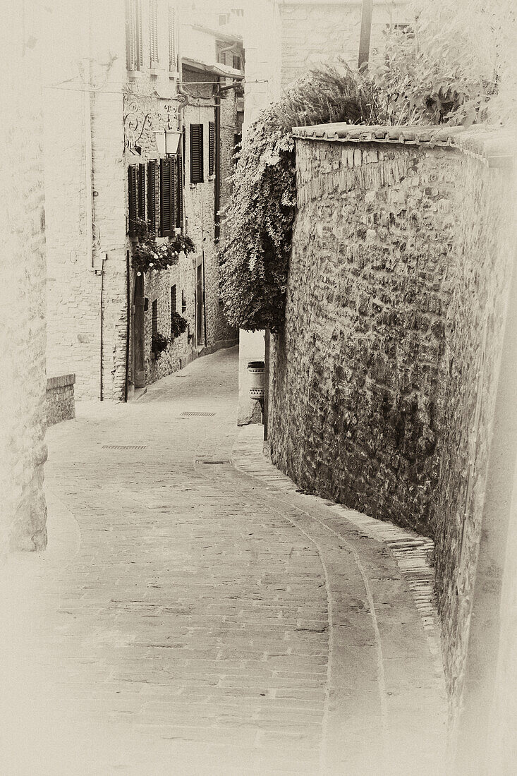 Italien, Umbrien. Vintage-Look einer Straße in der historischen Stadt Montone.